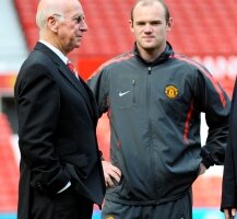 Sir Bobby bienveillant avec Rooney